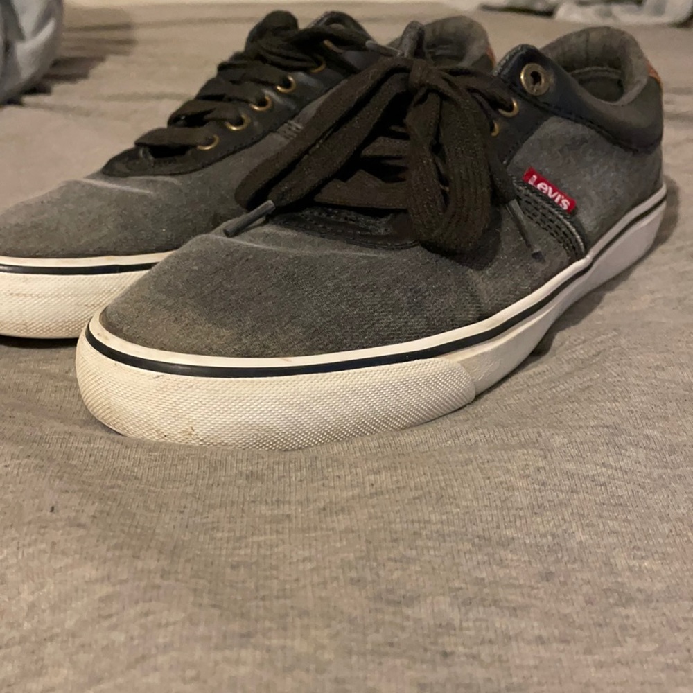 Levi’s tennis shoes men’s size 8.5